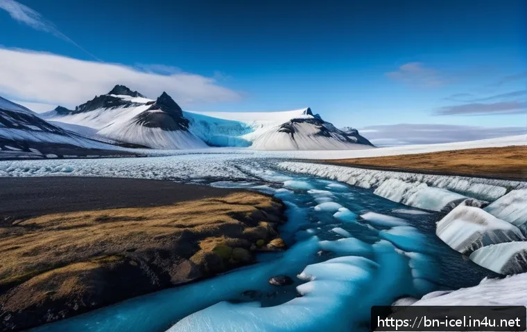 아이슬란드의 국립공원 - A breathtaking panoramic view of Iceland&rsquo;s glacier-covered mountain range under a clear blue sky, sh...
